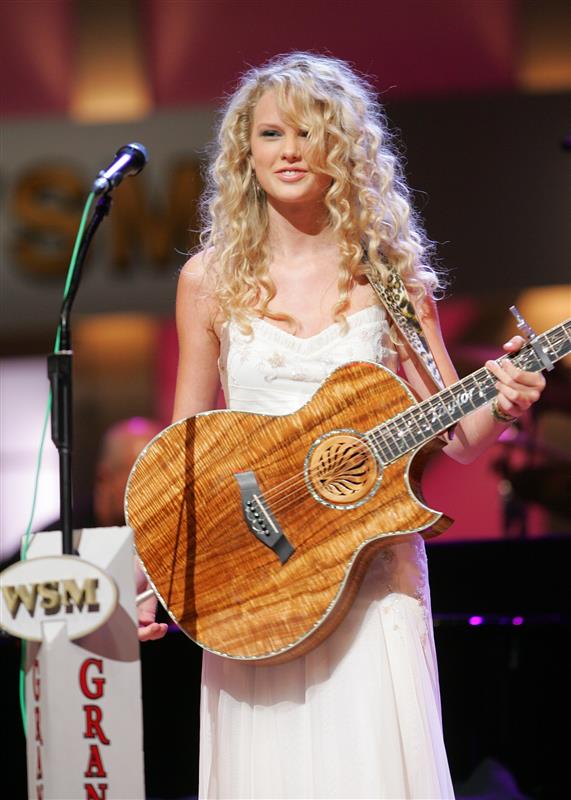 nding with a guitar behind the WSM mic stand.